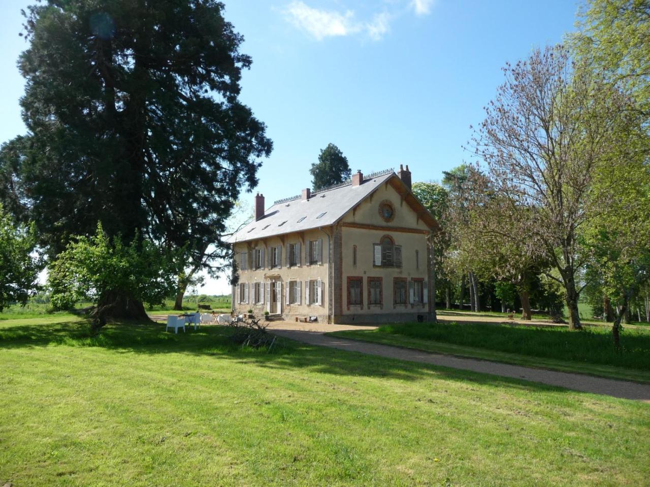 Domaine De Savigny Bed and Breakfast Saint-Saulge Exteriör bild